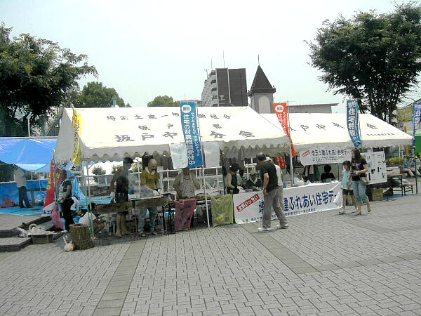 �e���g�̎ʐ^�F�N���b�N����ƑO�ɖ߂�܂�