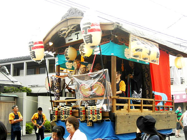 �R�Ԃ̎ʐ^�F�N���b�N����ƑO�ɖ߂�܂�