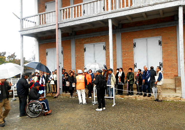 �����O�ł̎ʐ^�F�N���b�N����ƑO�ɖ߂�܂�