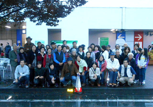 �Q���҂̎ʐ^�F�N���b�N����ƑO�ɖ߂�܂�