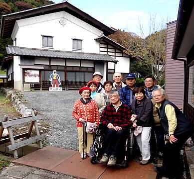 �Q���҂̎ʐ^�F�N���b�N����ƑO�ɖ߂�܂�