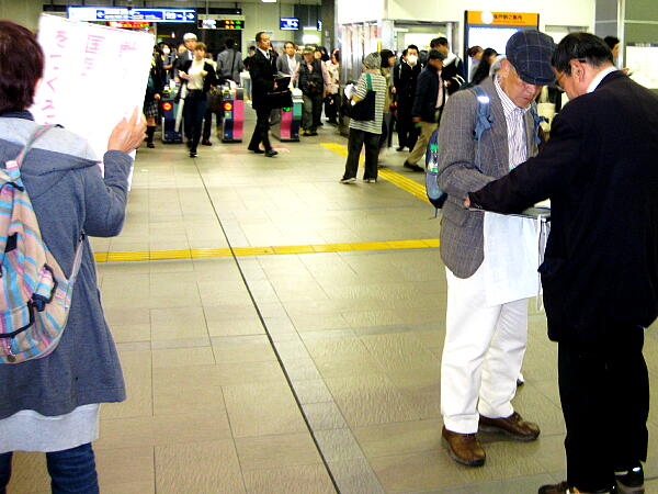 �������Ă���ʐ^�F�N���b�N����ƑO�ɖ߂�܂�