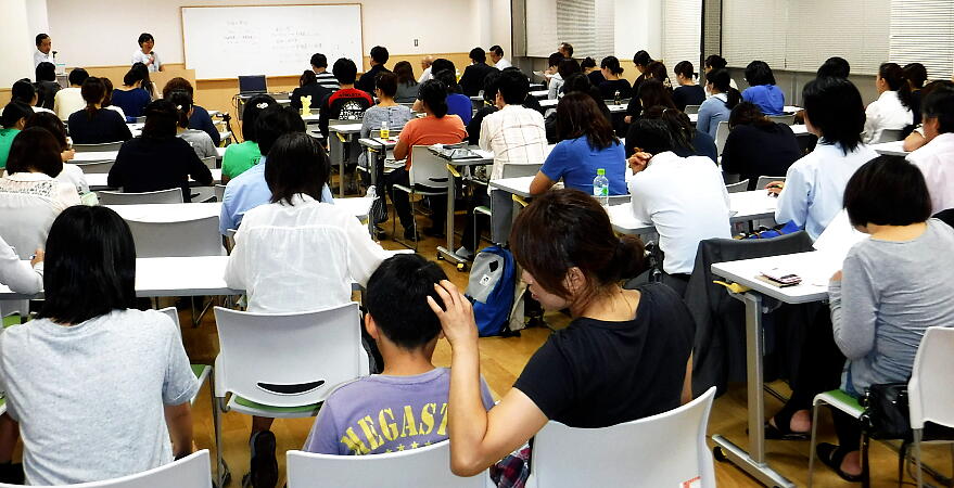 �ӌ�������̎ʐ^�F�N���b�N����ƑO�ɖ߂�܂�